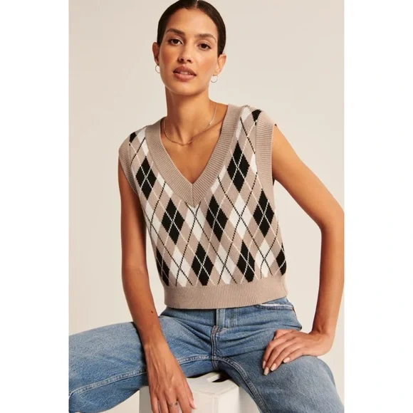 Abercrombie & Fitch V-Neck Argyle Sweater Vest - Picture 9 of 9